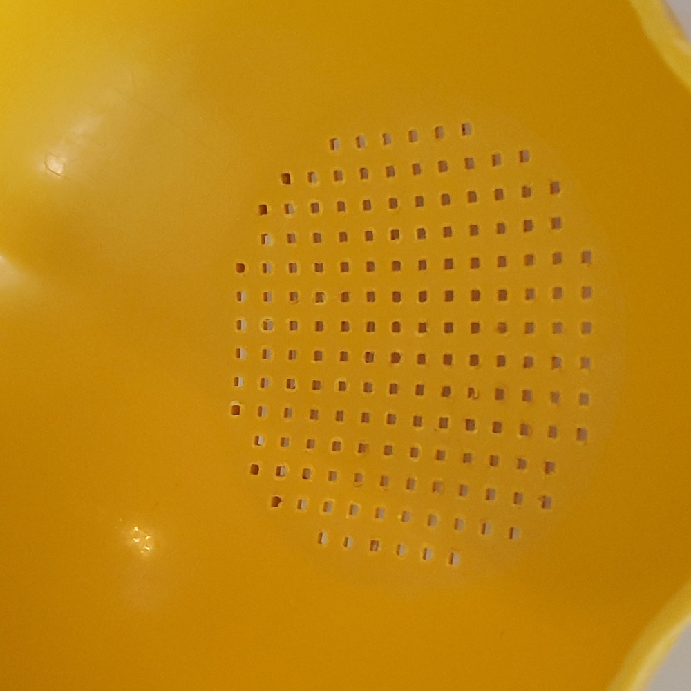 Yellow Tupperware Strainer Colander - Picture 4 of 4